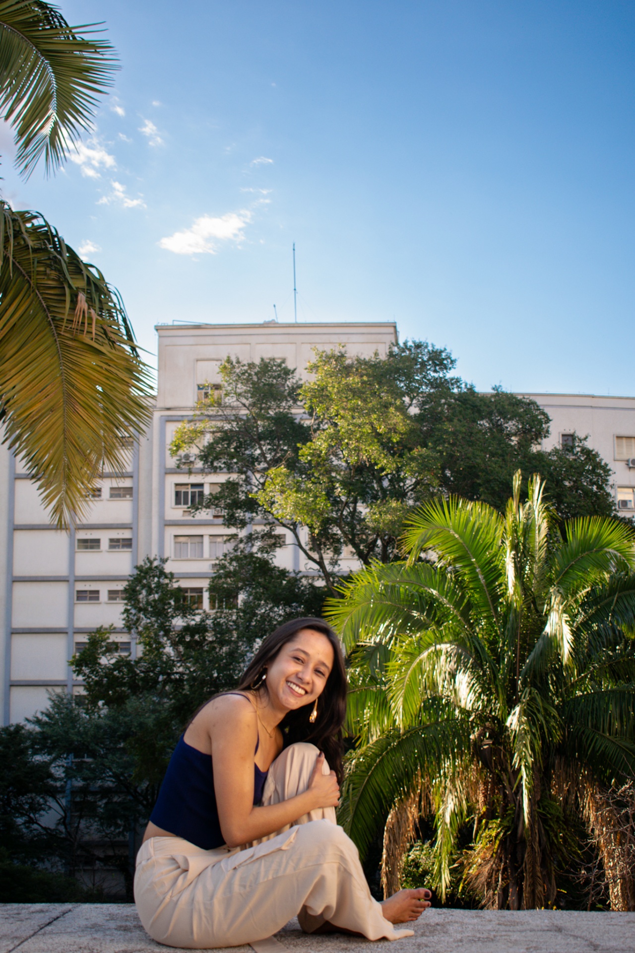 Michelle sorrindo entre palmeiras